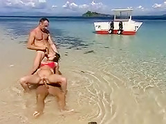Renata Black dans une double pénétration à la plage