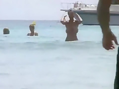 Une meuf apprécie de montrer ses gros seins moelleux à la mer