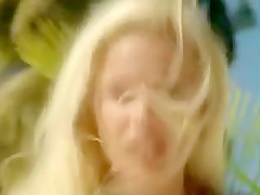 Mec baise une blonde à gros nichons sur une plage paradisiaque