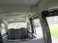 Des gouines se font un plan cul à l'arrière du taxi