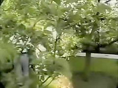 Une bonne baise dans le jardin avec une babe trop bien gaulée
