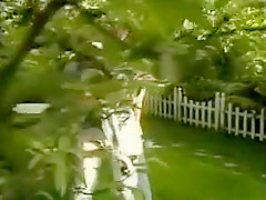 Une bonne baise dans le jardin avec une babe trop bien gaulée