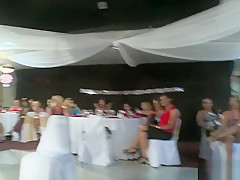 Des gogo danseurs se font sucer sur scène lors d'un mariage