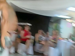 Des gogo danseurs se font sucer sur scène lors d'un mariage