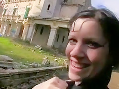 Il emmène une brunette dans un lieu sympa pour la sauter