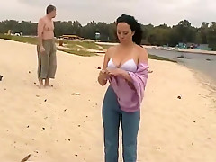 Des filles très sexys jouent nues sur le sable