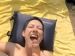 Une allemande naturiste avale le sperme à la plage