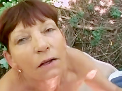 Belle grand-mère de 70 ans baise dans la foret