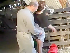 Vieille pisseuse baise son amant dans une grange
