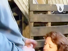 Vieille pisseuse baise son amant dans une grange