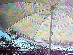 une femme mûre branle son mari sur la plage