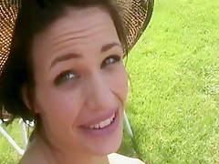 Femme de ménage enculée dans le jardin