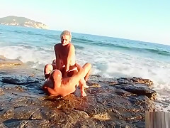 Libertine baise sur la plage devant des voyeurs excités