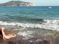 Libertine baise sur la plage devant des voyeurs excités