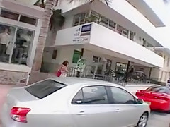 C'est la première fois qu'elle se fait enculer en voiture