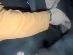 Couple exhibitionniste se tripote le soir sur un parking