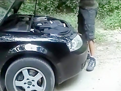 Un promeneur baise une belle blonde en panne sur un chemin