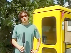 Un allemand explose une bimbo dans une cabine téléphonique