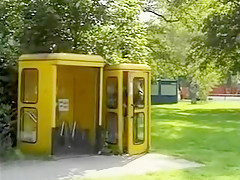 Un allemand explose une bimbo dans une cabine téléphonique