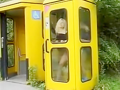 Un allemand explose une bimbo dans une cabine téléphonique