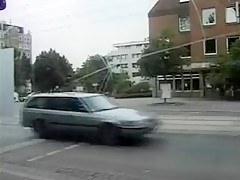 Un allemand explose une bimbo dans une cabine téléphonique