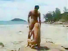 Une belle garce réanime un mec à la plage en suçant sa queue