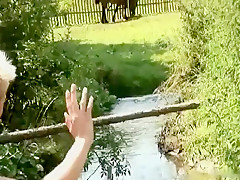 Jeune couple baise en pleine nature