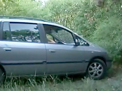 Vieille allemande aux seins énormes baisée dans un coffre