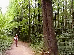 Blondasse Baisée en pleine forêt