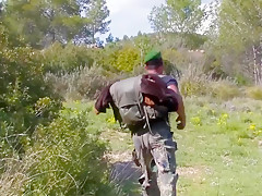 Cette domina sexy va tenter de soumettre par tous les moyens ce militaire