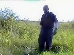 Jeunette russe baise avec un sdf dans un champ