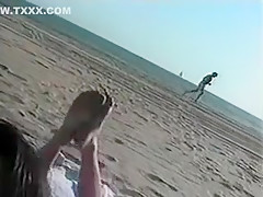 Il filme sa nana en train de le sucer à la plage