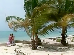 Petite garce anglaise sodomisée sur une plage paradisiaque