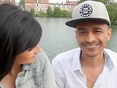 Chaudasse de 22 ans avec son mec et un black TBM