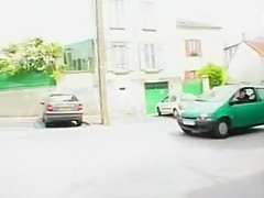 Femme mure baisée par le moniteur dans une twingo verte