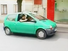 Femme mure baisée par le moniteur dans une twingo verte