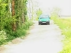 Femme mure baisée par le moniteur dans une twingo verte