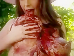 Cette babe fout du chocolat dans ses grosses mamelles dehors