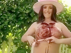 Cette babe fout du chocolat dans ses grosses mamelles dehors