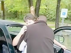 Black baise une grand-mère sur le parking d'une foret