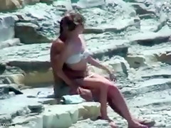 Couple timide se frotte sur une plage au soleil