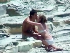 Couple timide se frotte sur une plage au soleil