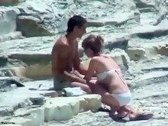 Couple timide se frotte sur une plage au soleil
