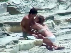 Couple timide se frotte sur une plage au soleil