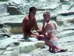 Couple timide se frotte sur une plage au soleil