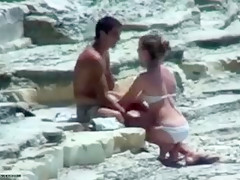 Couple timide se frotte sur une plage au soleil