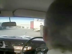 Une superbe brune fait la pute sur le parking d'une station service