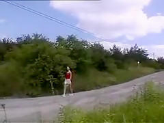 Etudiante russe coquine fait du stop en short et trouve un baiseur