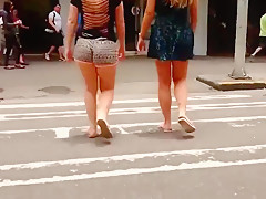 Seguindo a baixinha de shorts socado