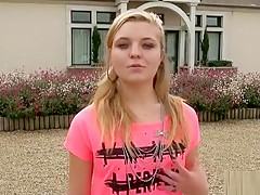 Nana de 20 ans fait sa première double dehors en plein jour